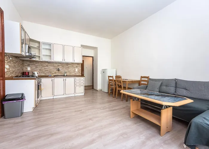 Apartman Charkovska 18 *